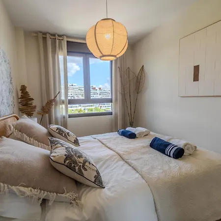 Apartment 900m From The In With A Pool *